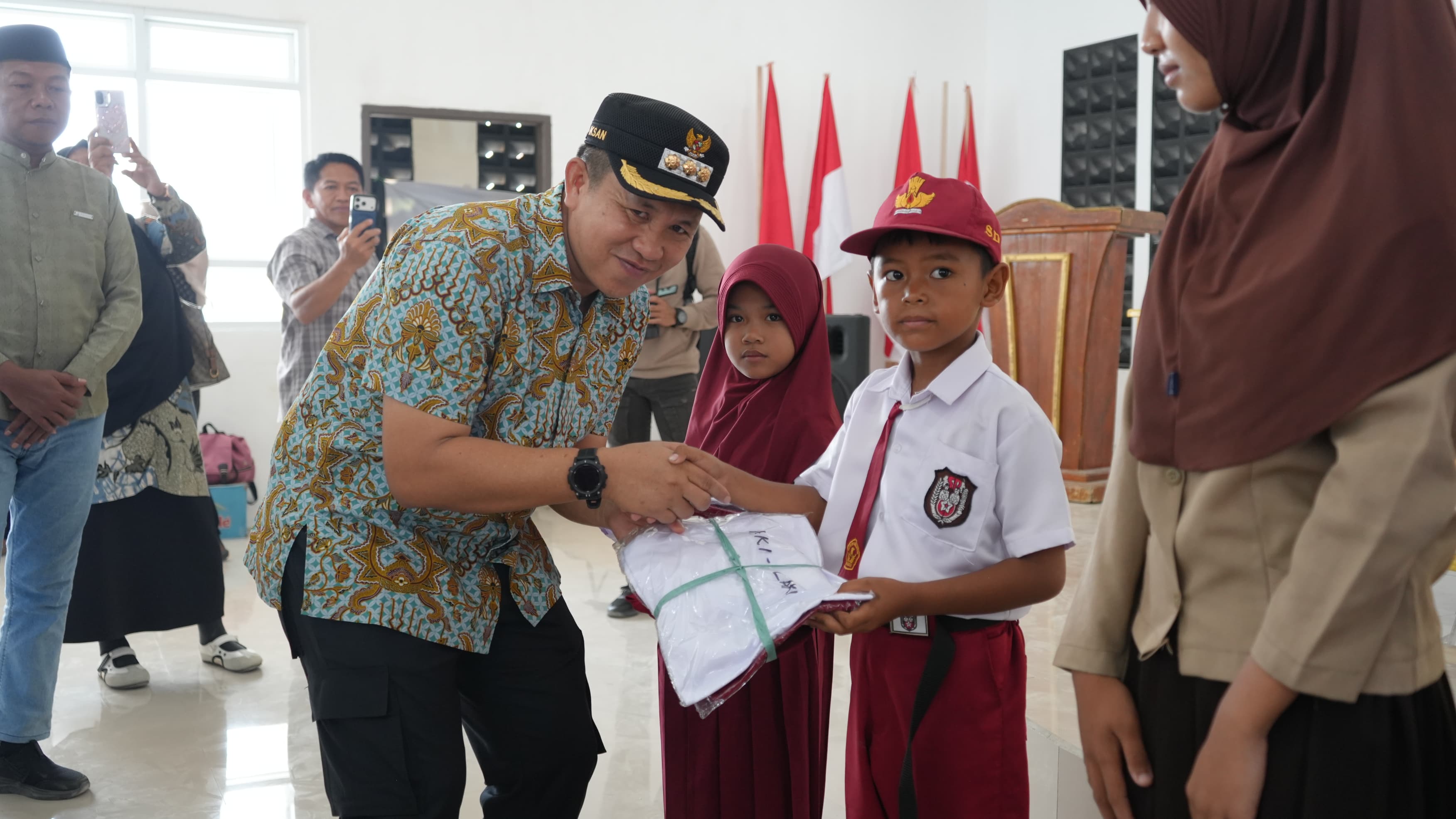 Bupati Morowali Serahkan 500 Seragam Sekolah Gratis di Menui Kepulauan, Wujudkan Visi Misi Pendidikan Gratis
