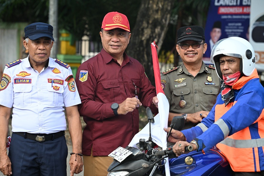 Kesbangpol Morowali Bagikan Bendera Merah Putih, Jelang HUT ke-81 RI