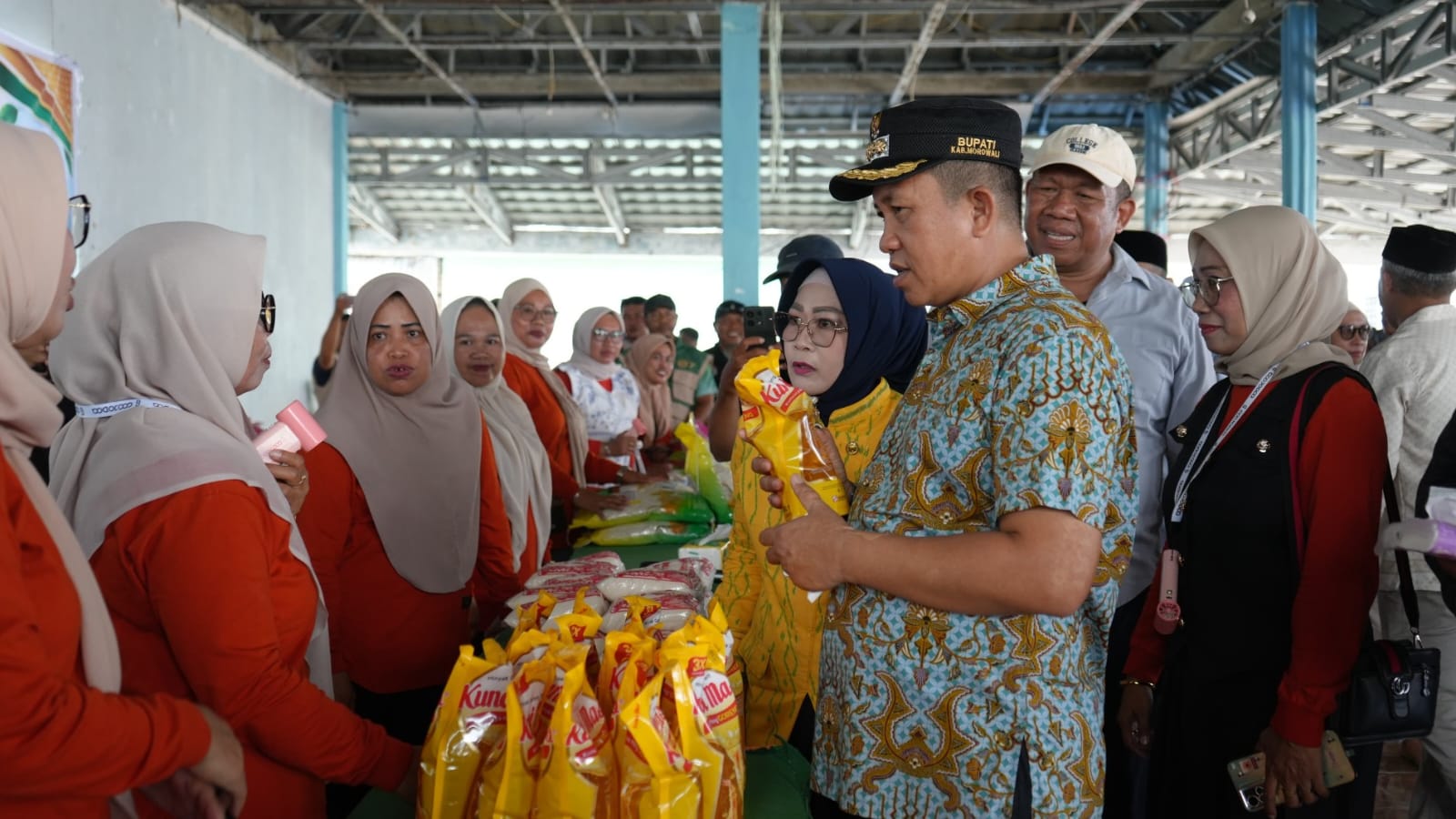 Bupati Morowali Didampingi Wakil Bupati Tinjau Gerakan Pangan Murah di Kecamatan Menui Kepulauan
