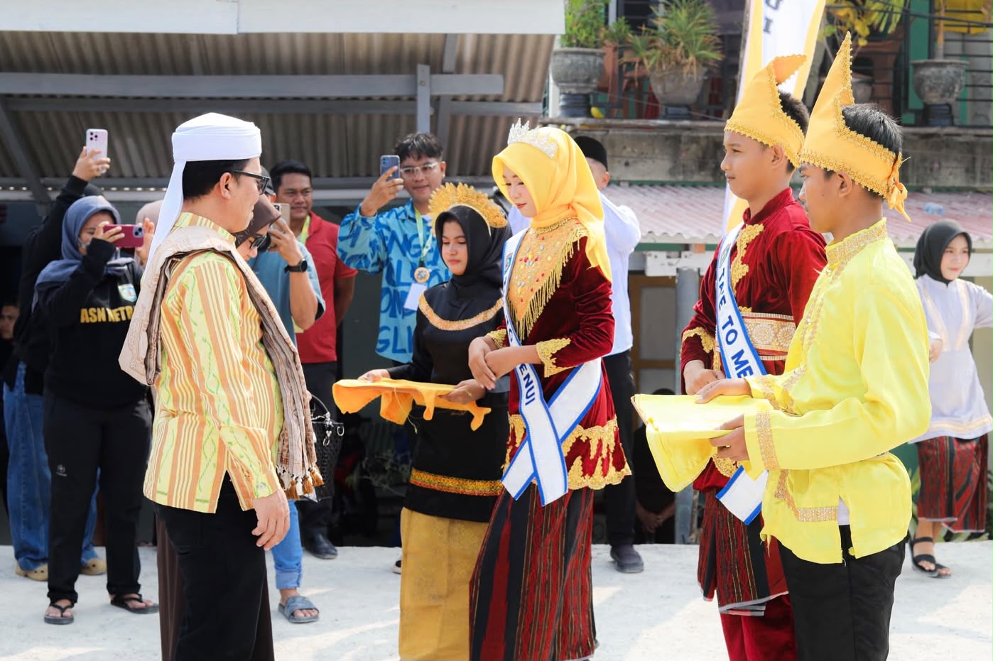 Masyarakat Menui Kepulauan Sambut Hangat Kafilah MTQ ke-XVI Morowali