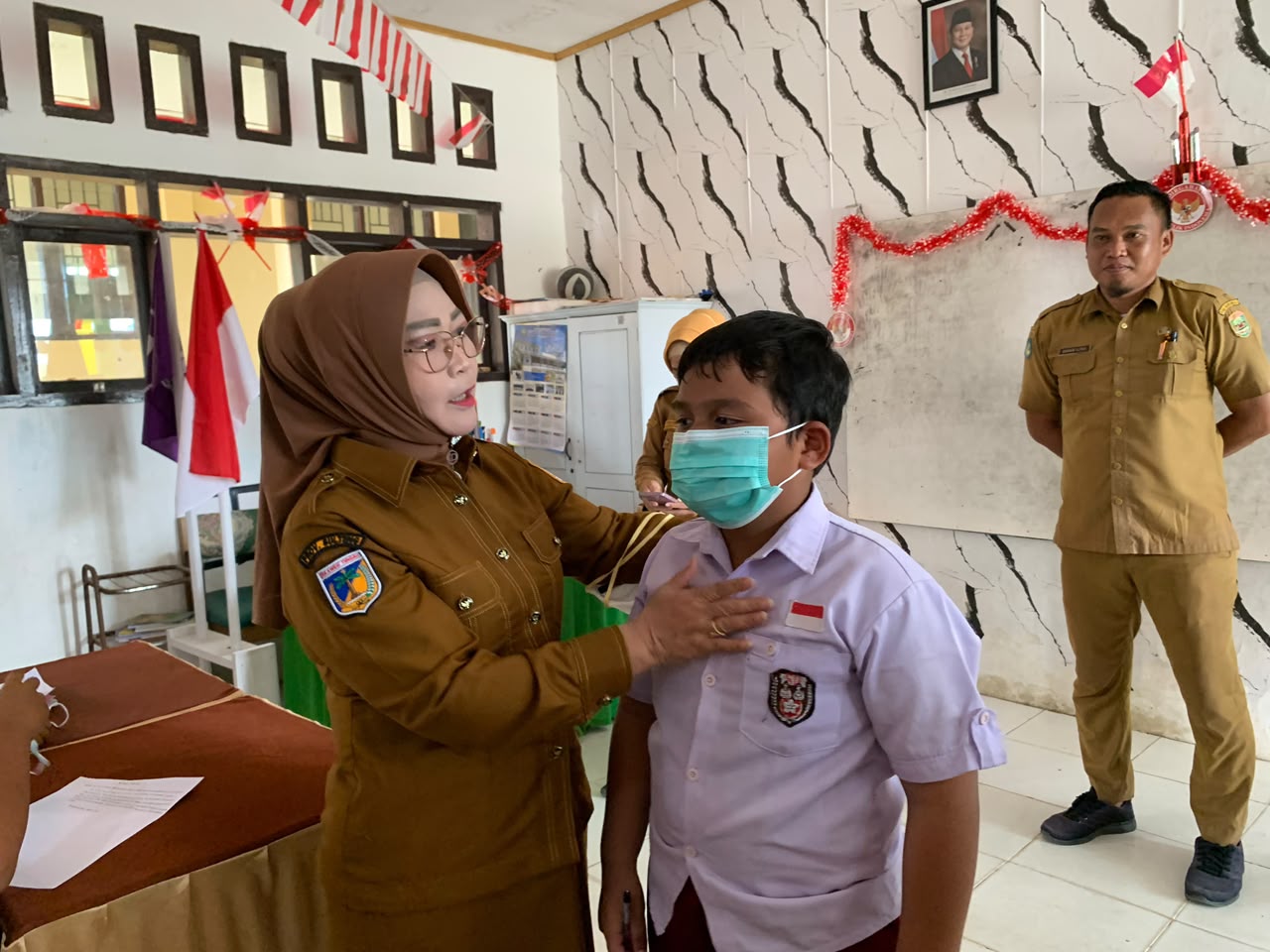Antisipasi Dampak Karhutla, Wabup Morowali Iriane Salurkan Masker kepada Siswa -Siswi Bungku Tengah