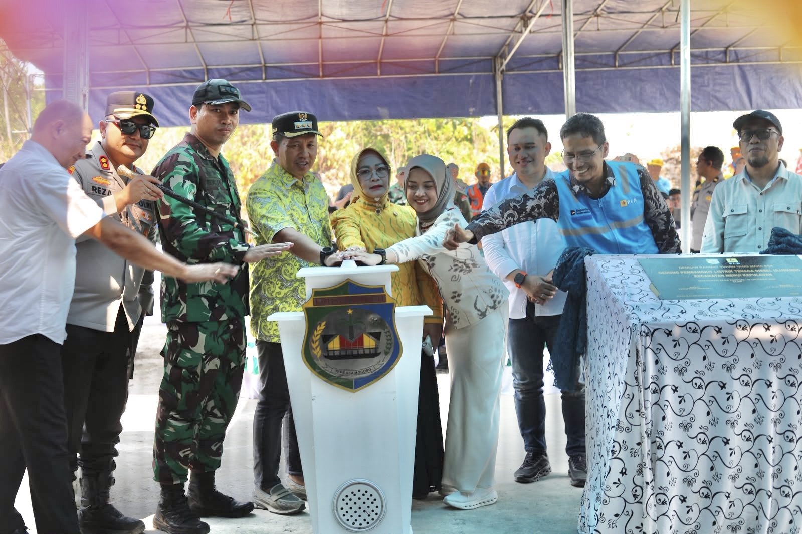 Bupati Iksan Resmikan Gedung PLTD Ulunambo, Listrik 24 Jam Kini Hadir di Menui Kepulauan dan Pulau Paku